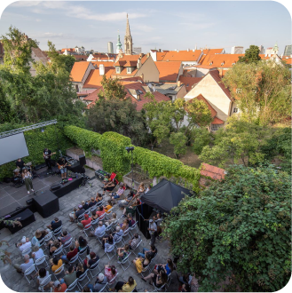 Už od 21. júna až do 31. augusta sa Bratislava premení na jedno veľké pódium plné života. Príďte objaviť mesto inak na najväčšom multižánrovom mestskom festivale – Bratislavské kultúrne leto. Koncerty pod hviezdami, divadelné príbehy, filmové večery, diskusie – každý si nájde to svoje. Zažite leto také aké má byť – kultúrne a plné zážitkov!