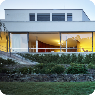 Hľadáte nápad na jednodňový výlet? Vila Tugendhat stojí nad Brnom ako tichý svedok prvej republiky a revolučnej vízie architekta Miese van der Rohe. Príďte sa pozrieť na pamiatku UNESCO, ktorá zmenila svetový dizajn a dodnes rozpráva príbeh manželov Tugendhat. Prehliadku si nezabudnite zabookovať dopredu!