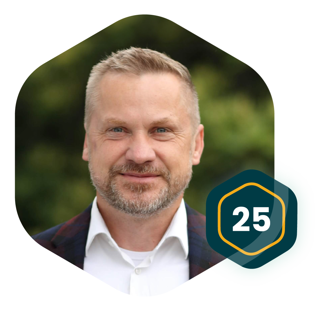 Rozprávali sme sa s Ľubošom Petríkom o jeho začiatkoch v Goldmann Systems, o projektoch, ktoré ho nadchli, a o tom, čo ho na práci baví aj po rokoch. Prečítajte si, čo je pre jeho prácu kľúčové a ako dáva priestor novým nápadom.