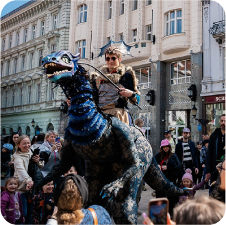 Máte plány na víkend 25. a 26. apríla? Ak nie, Bratislava ich má za vás. Najobľúbenejší mestský festival otvára brány, ulice aj budovy, ktoré bežne neuvidíte. Premeníme mesto na jeden veľký rázcestník, kde každá ulica znamená nový zážitok. Je to víkend, kedy sa susedia menia na spoluhráčov a neznámi na priateľov. Bratislavské mestské dni ponúkajú bohatý program. Straťte sa v uliciach a nájdite Bratislavu plnú zábavy a zážitkov.