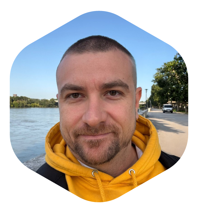 Martin je v Goldmanne už dva roky a ako Java backend developer sa venuje vývoju, AI aj novým technológiám, ktoré posúvajú IT svet dopredu. Okrem práce ho baví 3D tlač, elektronika či stavanie vlastných RC modelov, takže technológie sú prirodzenou súčasťou aj jeho voľného času. V rozhovore prezradil, ako vníma AI v každodennej práci, čo ho na vývoji najviac baví a prečo sa podľa neho netreba báť budúcnosti technológií.